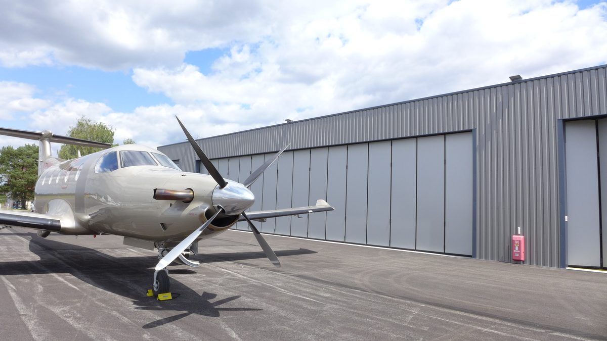 Porte accordéon ZEUS de grande dimension sur un hangar d'aviation